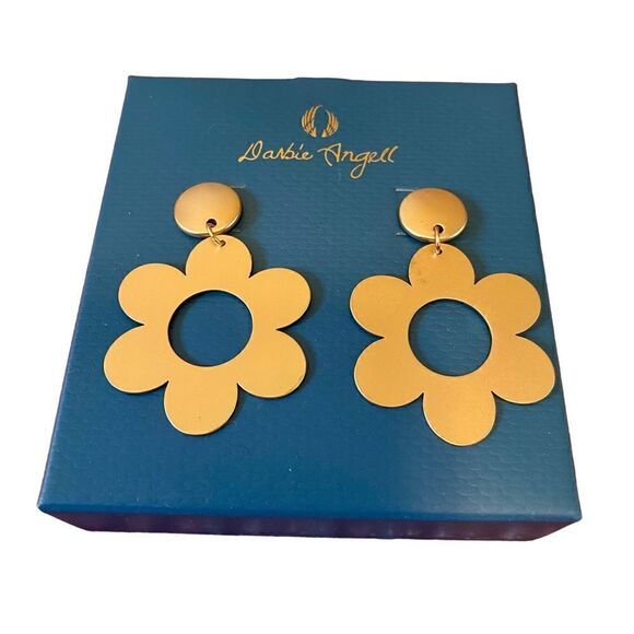 Darbie Ángell  Matte Gold Toned Flower Earrings. - Picture 5 of 7